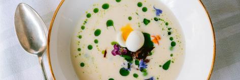 Cremesuppe mit Wachtelei und Schnittlauchöl