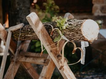 Baumstammsägen zur Hochzeit mit Dekoration