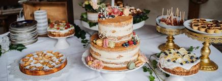 Kuchen- und Tortenbuffet mit Hochzeitstorte