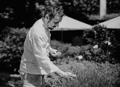 Stephan Fröhlich im Kräutergarten