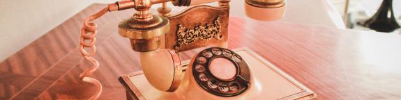 Altes, dekoratives Vintage-Telefon mit Wählscheibe