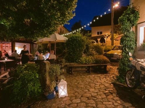 Restaurant, gedeckter Tisch für 4 Personen, Blick ins Restaurant